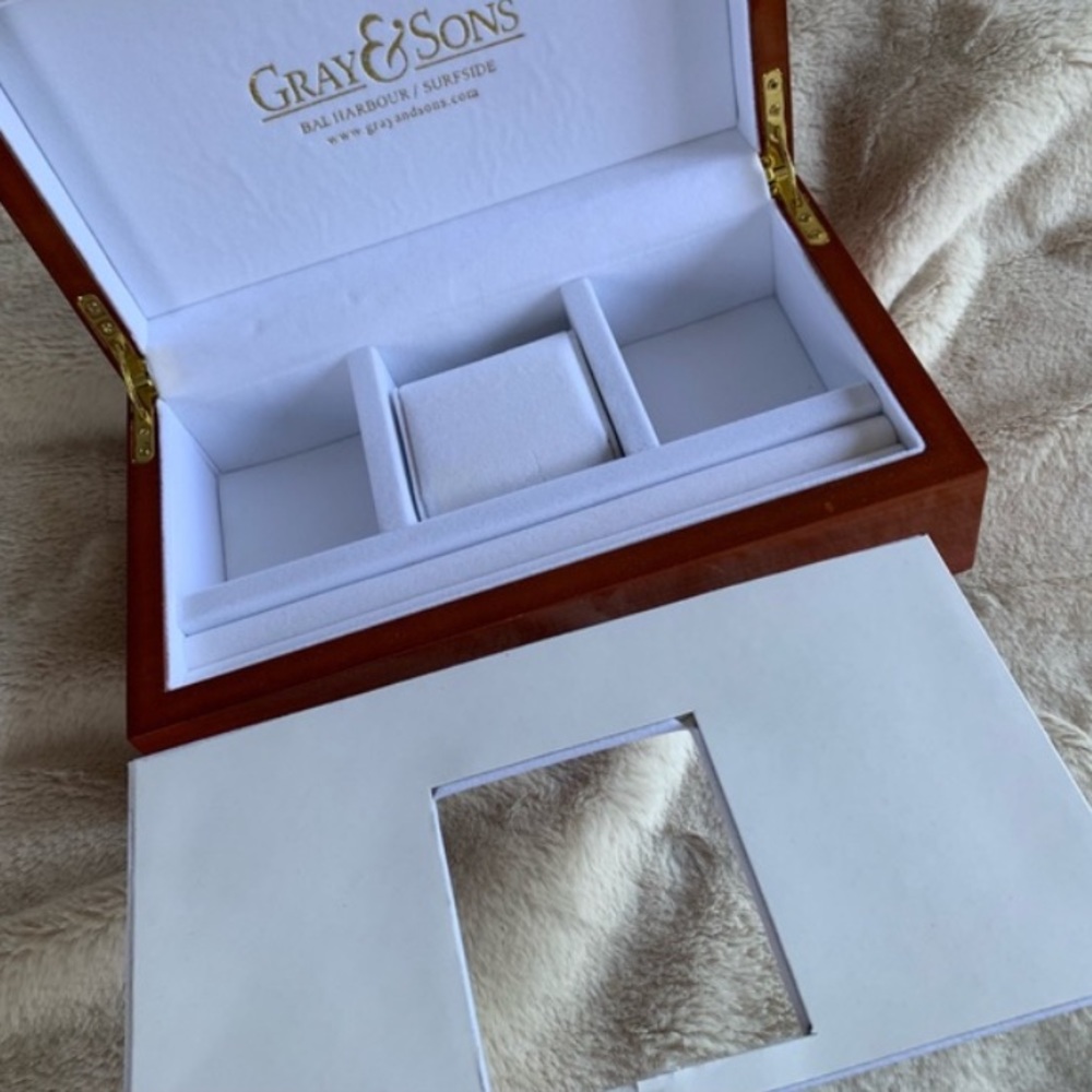 ❌❌SOLD❌❌ Gray & Sons watch box with cleaning cloth - Picture 3 of 15